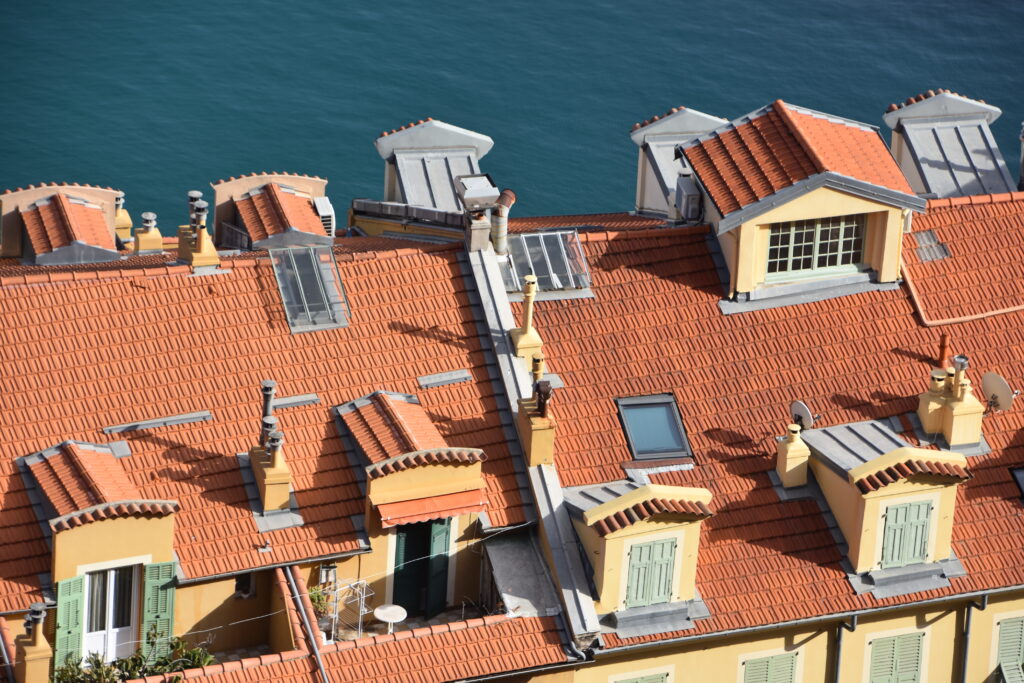Toits de maisons au port de Nice